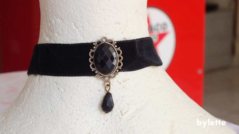 Gothic necklace black pearl velvet